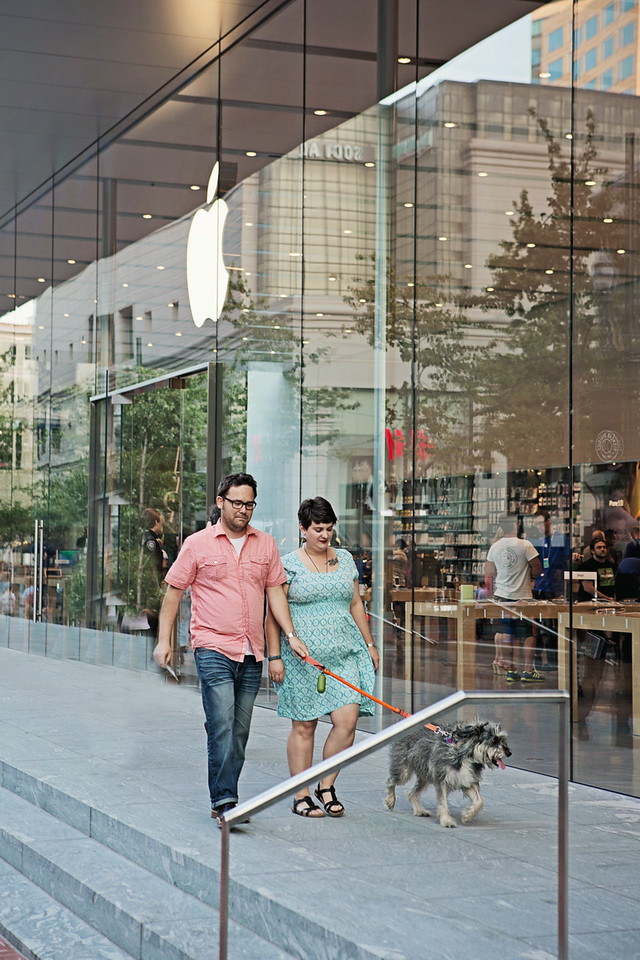  Since we started dating after swapping Apple software tips on our lunch break it was pretty amazing to stumble across an Apple store mid-shoot!&nbsp; 