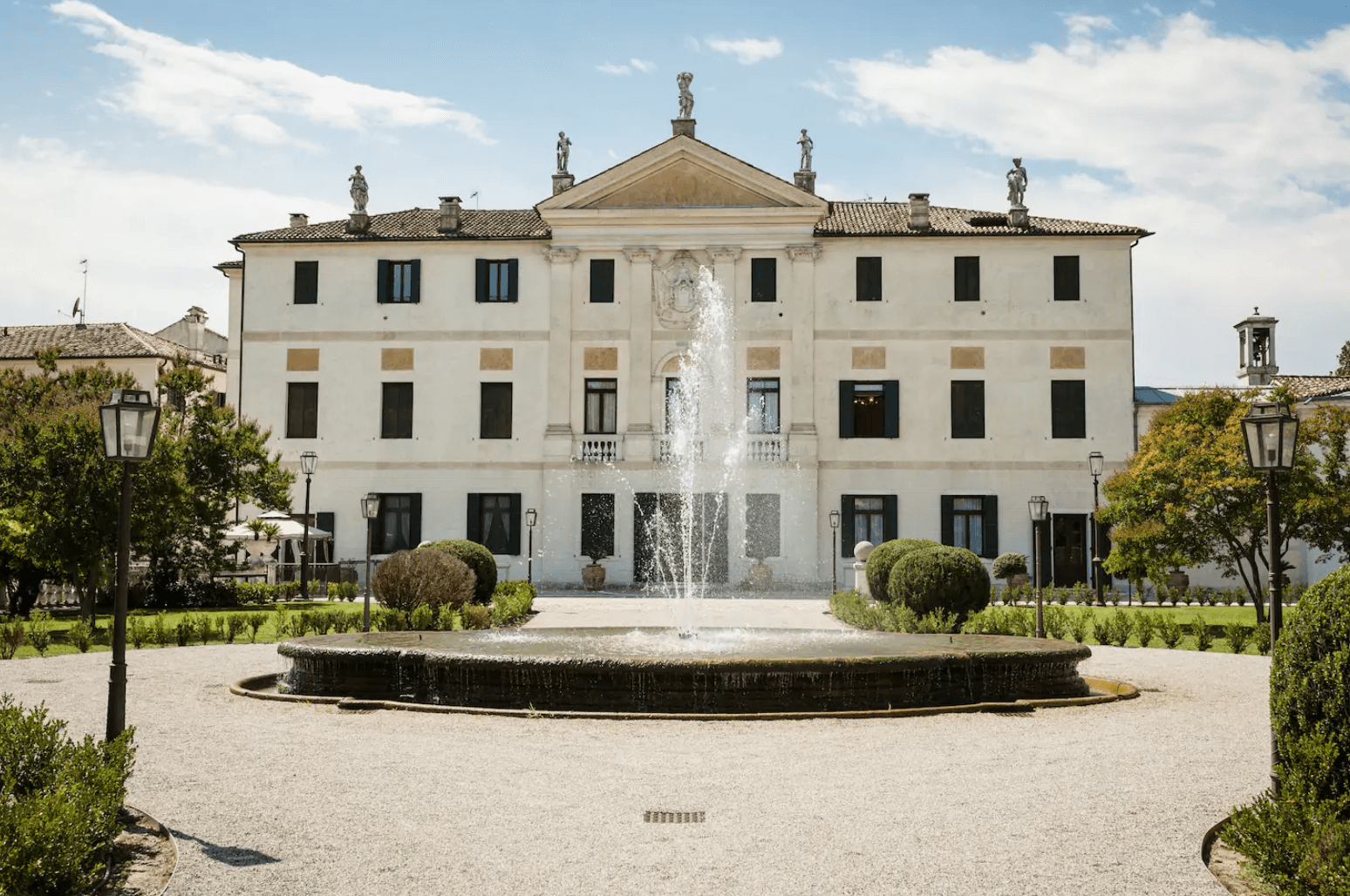 an image of a beautiful villa airbnb in Venice, Italy