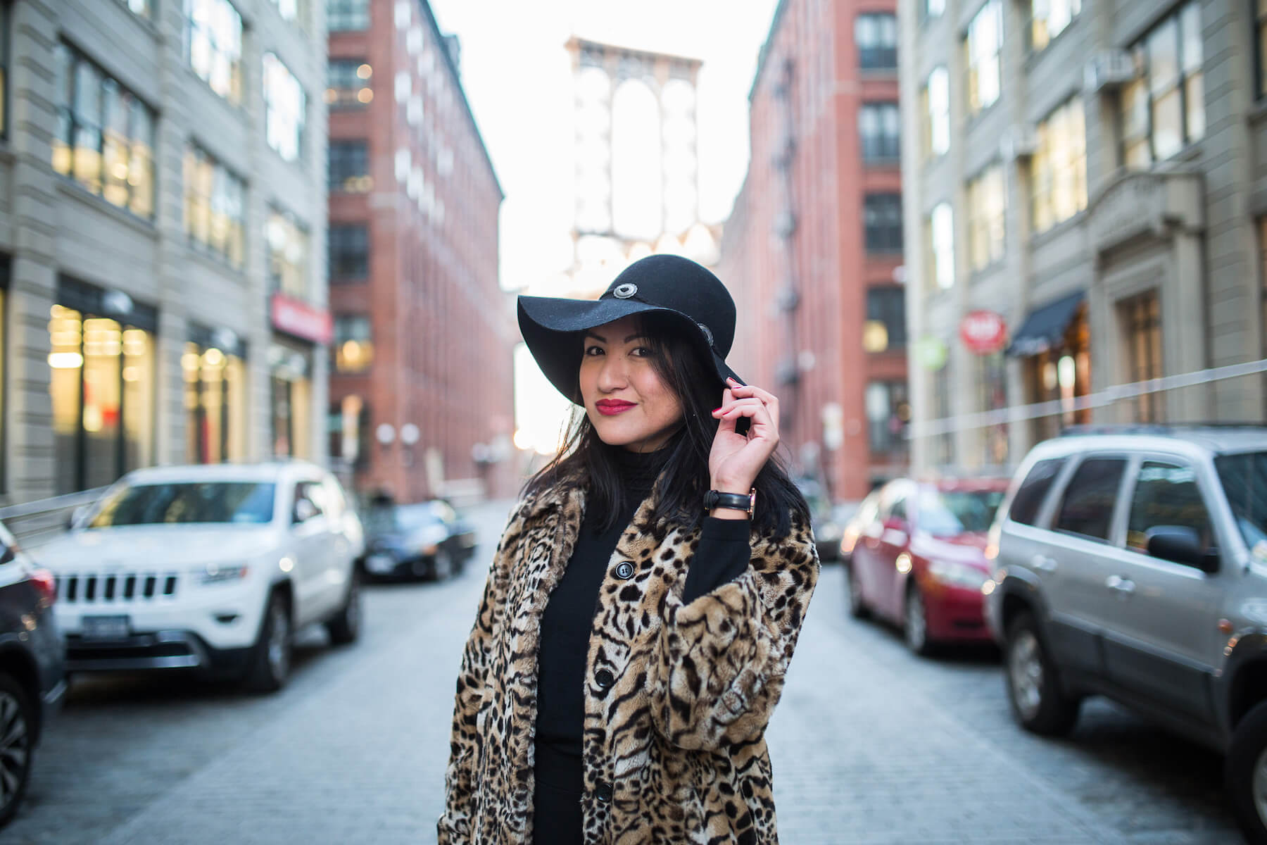 woman solo traveller in New York City wearing a hat