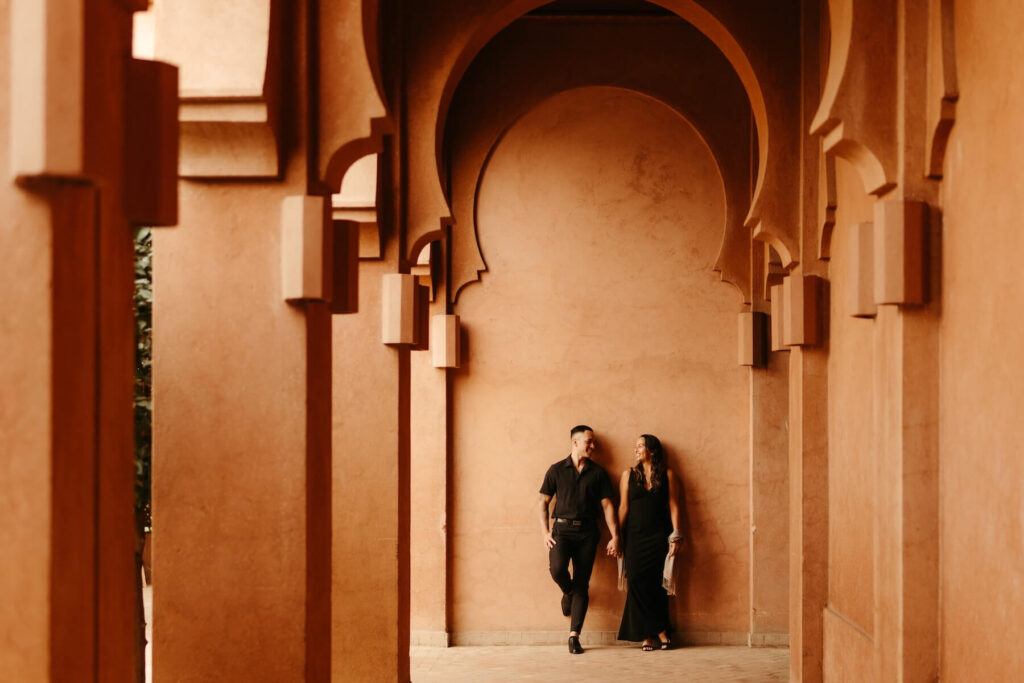 Couple leaning on a wall in Marrakesh on a couples photoshoot with Flytographer