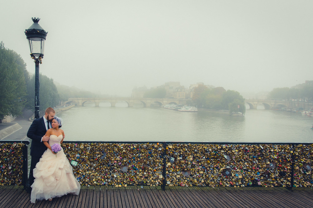 Honeymoon Photos in Paris. Vacation Photographer. Louvre. Notre Dame. Arc de Triomphe. Pont des Arts