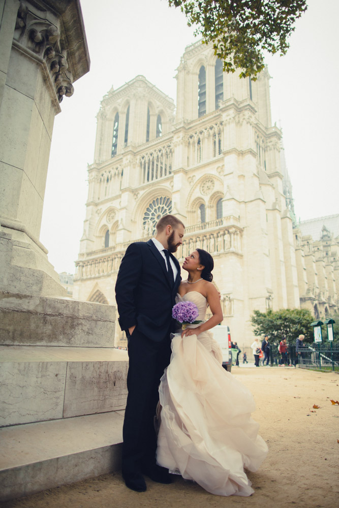 Honeymoon Photos in Paris. Vacation Photographer. Louvre. Notre Dame. Arc de Triomphe. Pont des Arts