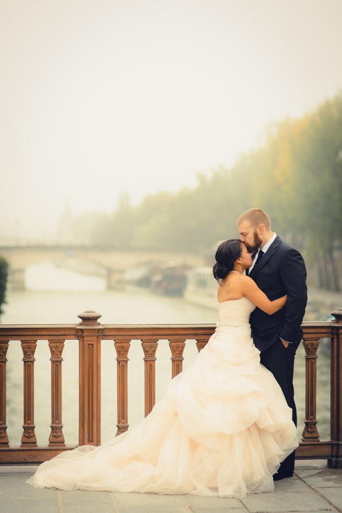 Honeymoon Photos in Paris. Vacation Photographer. Louvre. Notre Dame. Arc de Triomphe. Pont des Arts
