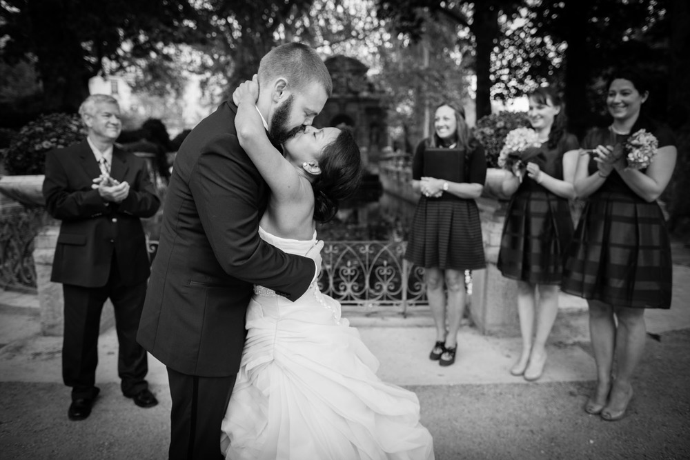 Honeymoon Photos in Paris. Vacation Photographer. Louvre. Notre Dame. Arc de Triomphe. Pont des Arts