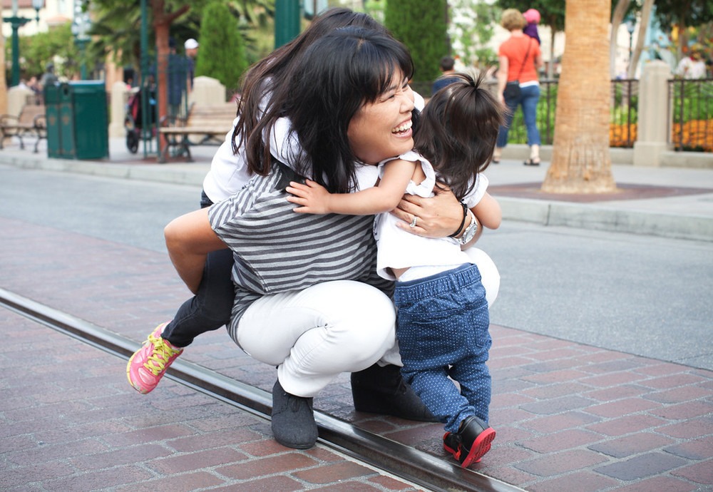 Vacation photographer in Disneyland. Family photos in Disneyland. Hire a photographer.