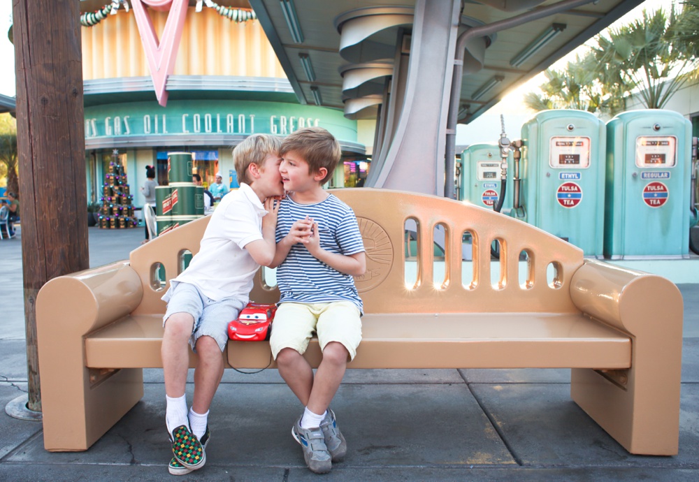 Vacation Photographer in Disneyland. Flytographer