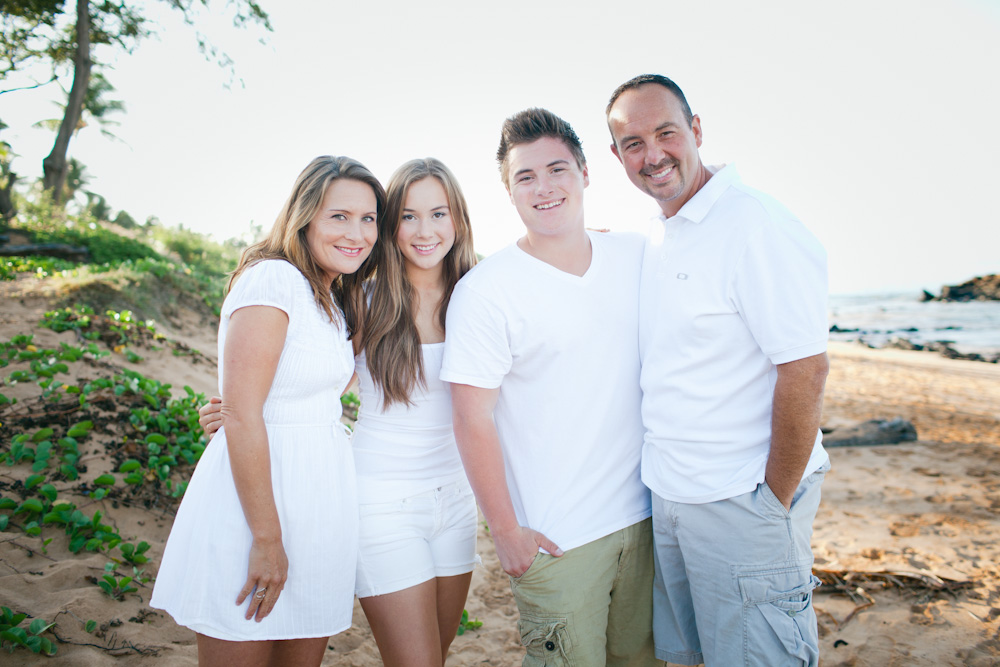 Flytographer in Maui. Hire a vacation photographer in Maui. Family reunion photos