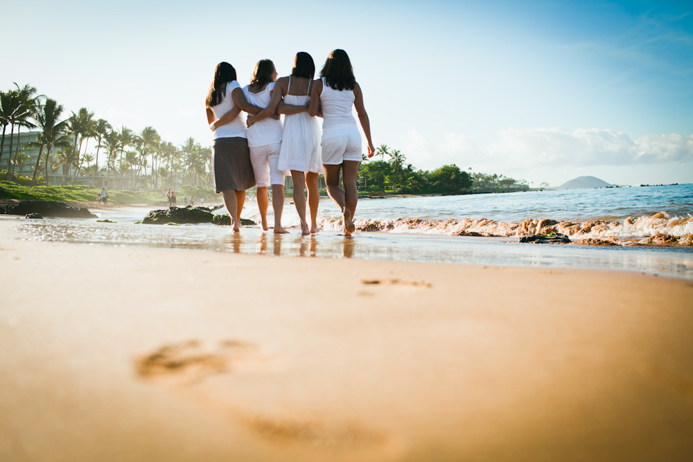 Flytographer in Maui. Hire a vacation photographer in Maui. Family reunion photos
