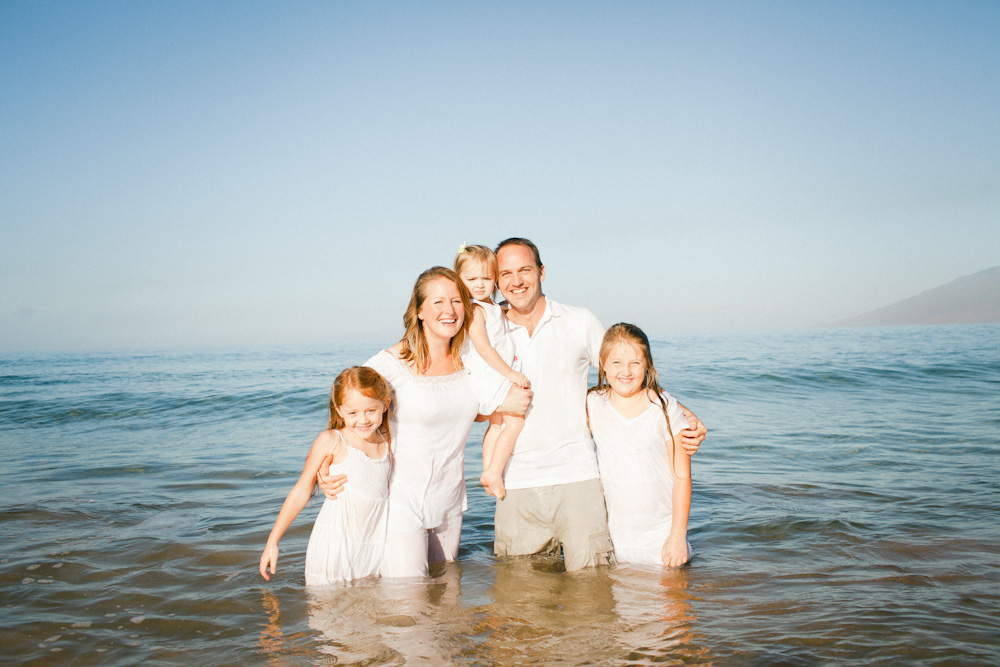 Flytographer in Maui. Hire a vacation photographer in Maui. Family reunion photos