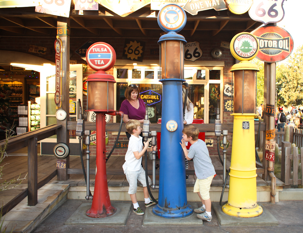 Vacation Photographer in Disneyland. Flytographer